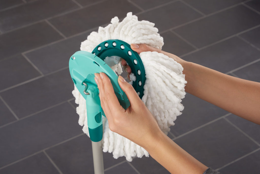CLEAN TWIST DISC MOP SET WITH HANDLE By Leifheit Core Catering