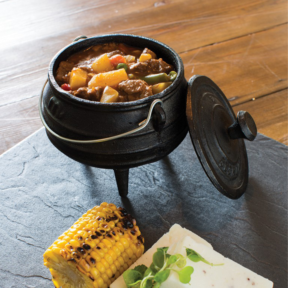 https://www.corecatering.co.za/wp-content/uploads/2023/05/140-3_1-4_MINI_3-LEG_POTJIE_CAST_IRON_BLACK_MAIN1.jpg